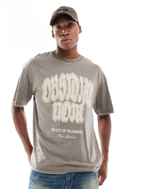 Camiseta marrón lavado extragrande con estampado de tipografía gótica en el pecho de ADPT
