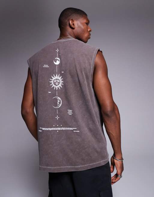 Camiseta marrón lavado extragrande sin mangas con estampado gráfico vertical en la espalda de tejido grueso de 220 g/m² de ASOS DESIGN