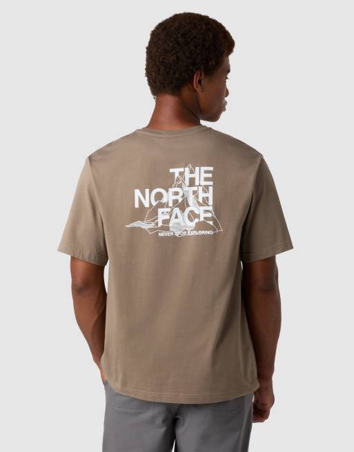 Camiseta marrón moca y blanco TNF holgada de manga corta con gráfico de montaña de The North Face, 2 de 4