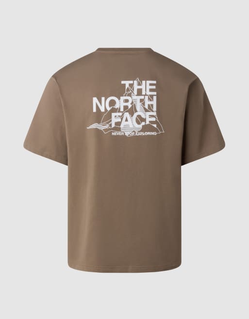 Camiseta marrón moca y blanco TNF holgada de manga corta con gráfico de montaña de The North Face, 4 de 4