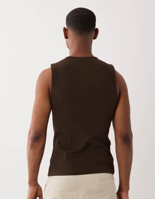 Camiseta marrón oscuro ajustada sin mangas con cuello panadero de canalé de ASOS DESIGN, 4 de 5