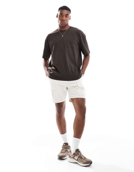 Camiseta marrón oscuro extragrande con bolsillo de New Look, 2 de 4