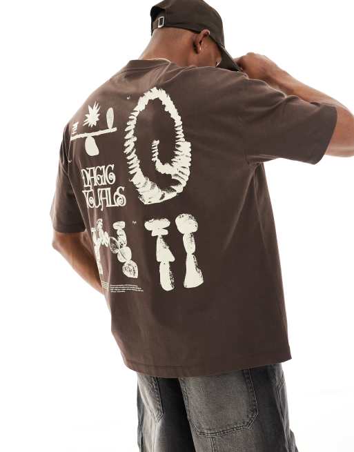Camiseta marrón oscuro extragrande con estampados multiposicionales de ASOS DESIGN