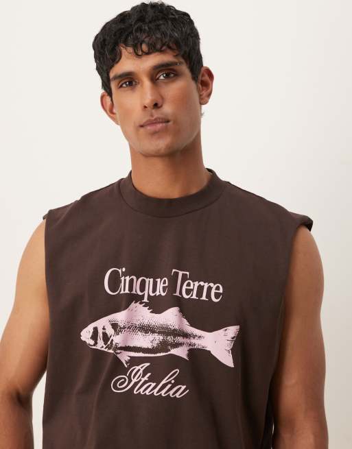 Camiseta marrón oscuro sin mangas de corte cuadrado extragrande con estampado delantero de ASOS DESIGN