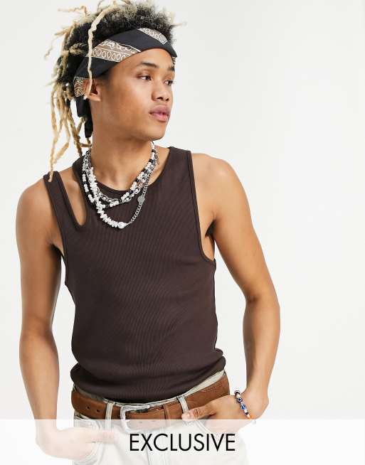 Camiseta marrón sin mangas con detalle de tirante de canalé de COLLUSION