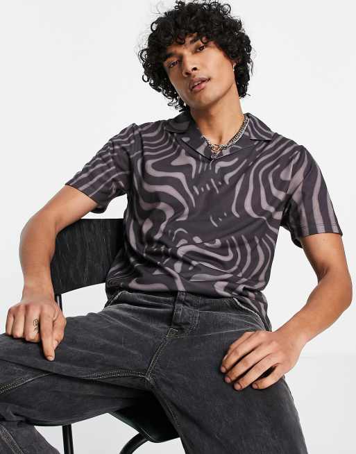 Camiseta marrón tipo polo con cuello de solapas y estampado de remolinos de ASOS DESIGN 