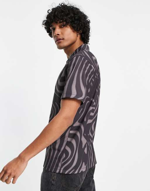 Camiseta marrón tipo polo con cuello de solapas y estampado de remolinos de ASOS DESIGN , 2 de 4