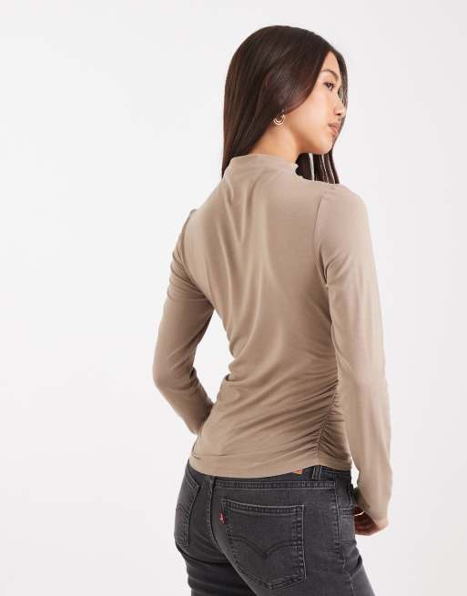 Camiseta marrón topo de manga larga con cuello subido Nina de Levi's, 3 de 4