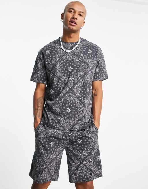 Camiseta monocromática extragrande con estampado de cachemir y acabado lavado de Topman