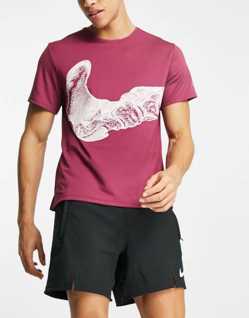 Camiseta morada con estampado gráfico de hueso en forma del logo Run Division de Nike Running