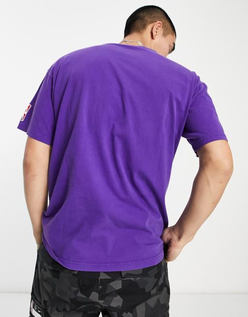 Camiseta morada de los lakers fotografías e imágenes de alta