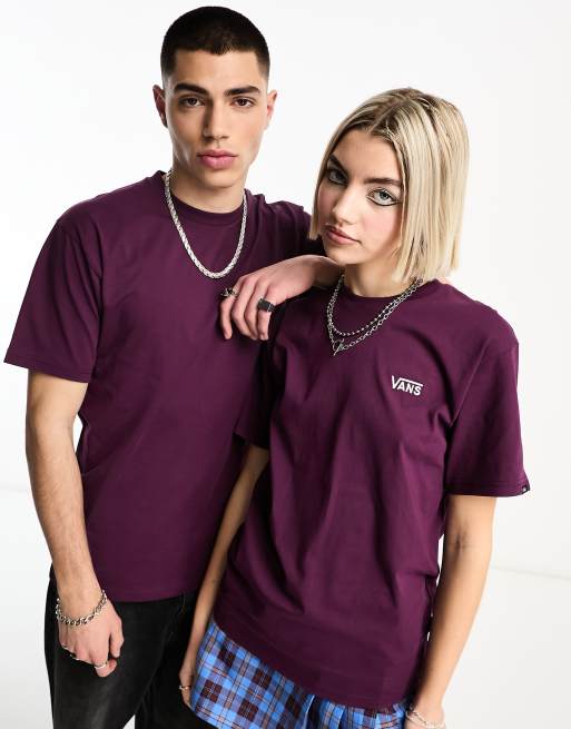 Camiseta morada unisex con logo en el lado izquierdo del pecho de