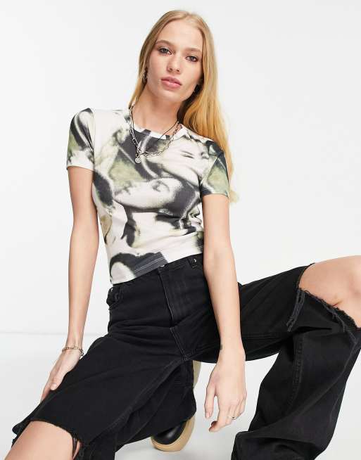 Camiseta multicolor encogida con estampado de rostros de Topshop