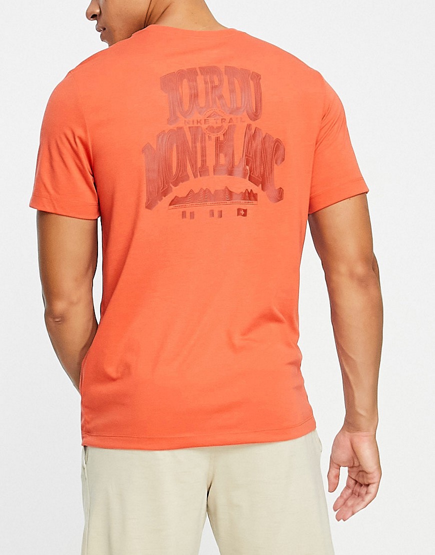 camiseta naranja con estampado gráfico tour du mont blanc de nike trail running-marrón