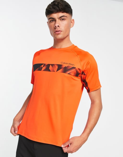 Camiseta naranja con raya en el pecho de Calvin Klein Performance