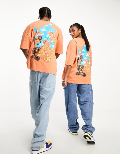 Camiseta naranja unisex extragrande con estampado de Mickey Mouse en la espalda de ASOS DESIGN