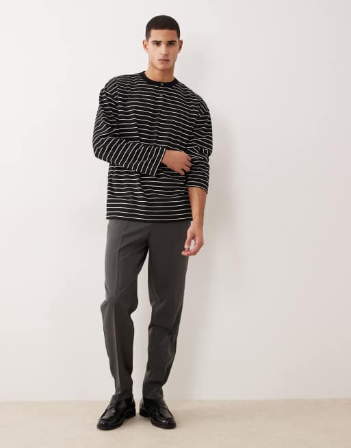 Camiseta negra a rayas blancas extragrande de manga larga con cuello panadero de ASOS DESIGN , 2 de 5