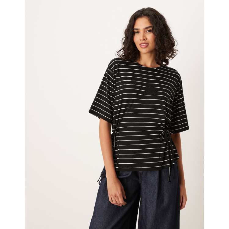 Camiseta negra a rayas de manga corta con cintura ceñida y lazada