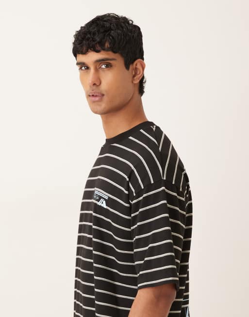 Camiseta negra a rayas texturizadas de corte extragrande con estampado gráfico "Archive" de ASOS DESIGN , 4 de 5
