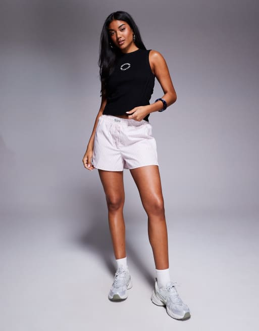 Camiseta negra acanalada sin mangas con logo bordado de Weekend Collective, 2 de 4