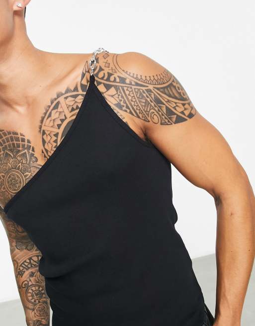 Camiseta negra ajustada asimétrica sin mangas con tirante de cadena de ASOS DESIGN, 2 de 4