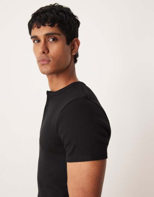 Camiseta negra ajustada con cuello panadero de canalé muy grueso de ASOS DESIGN, 4 de 5
