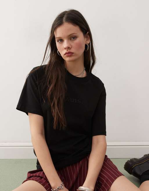 Camiseta negra básica extragrande con logo bordado en la parte