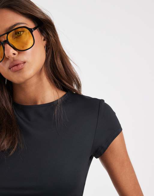 Camiseta negra ceñida con diseño encogido de poliamida de ASOS DESIGN, 2 de 4