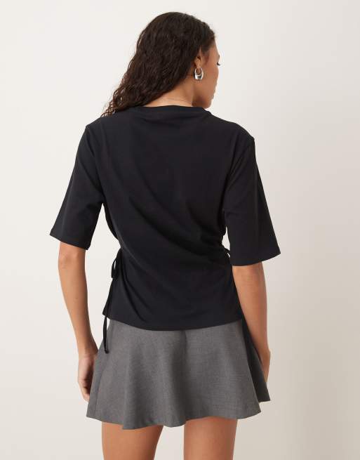 Camiseta negra con cintura marcada con lazadas laterales de ASOS DESIGN, 2 de 4