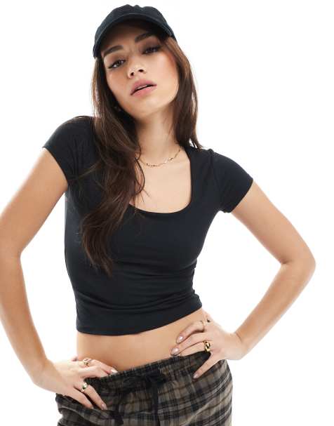 Camiseta negra con cuello ancho de Hollister - view 1