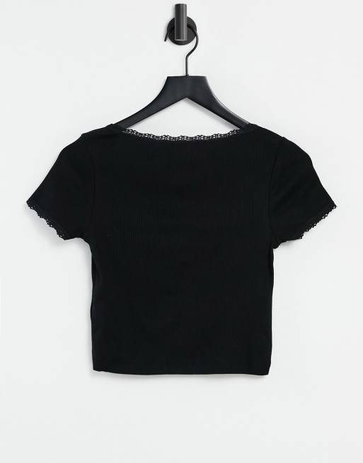 Camiseta negra con cuello ancho y ribetes de encaje de Topshop, 2 de 4