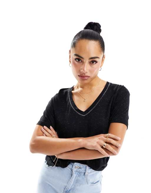 Camiseta negra con cuello de pico de Scalpers