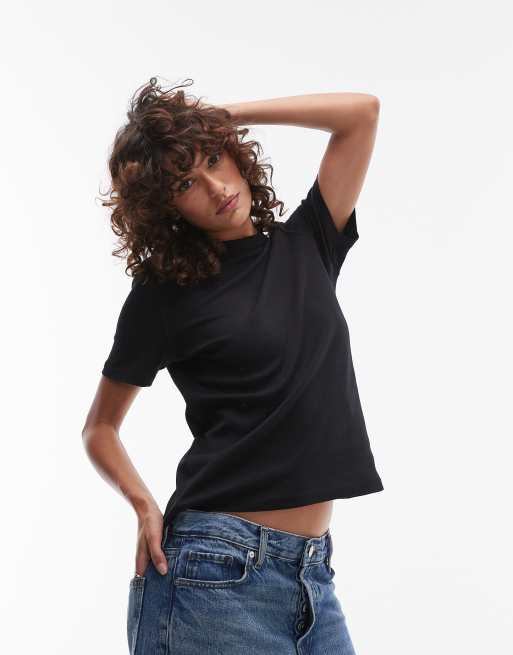 Camiseta negra con cuello hotsell