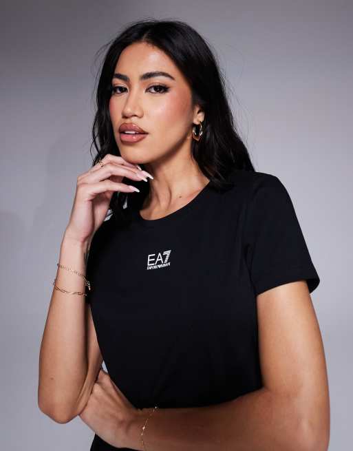Camiseta negra con cuello redondo y logo en la parte central del pecho de Armani EA7