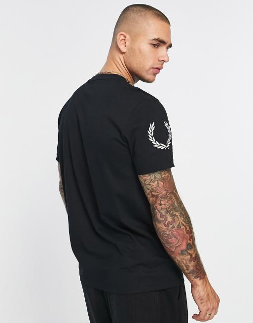 Camiseta negra con detalle de parches y estampado en la espalda de Fred Perry, 4 de 4