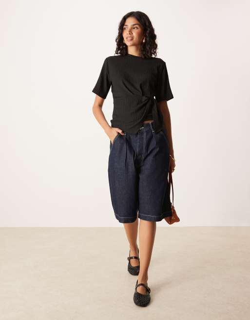 Camiseta negra con detalle entallado y drapeado en el lateral de ASOS DESIGN, 3 de 4