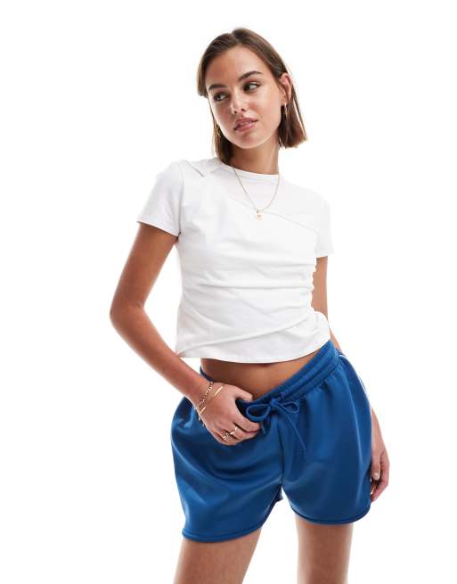 Camiseta negra con detalle retorcido en la parte delantera de ASOS DESIGN