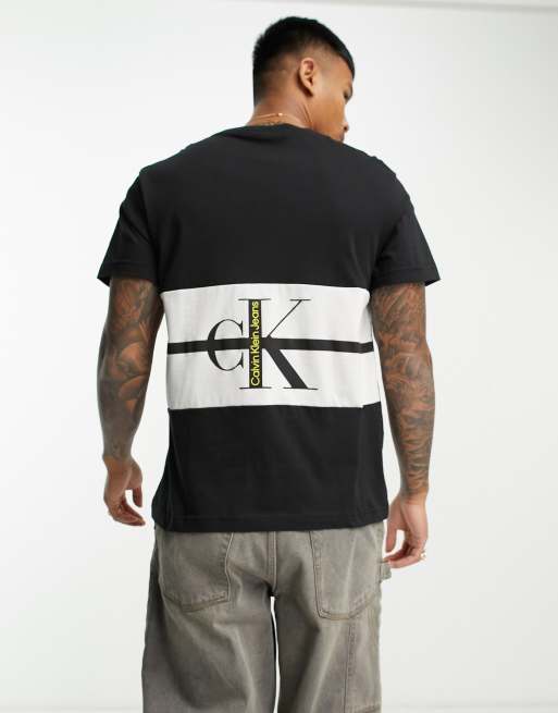Camiseta negra con diseño color block y franja del logo en la espalda de Calvin Klein Jeans
