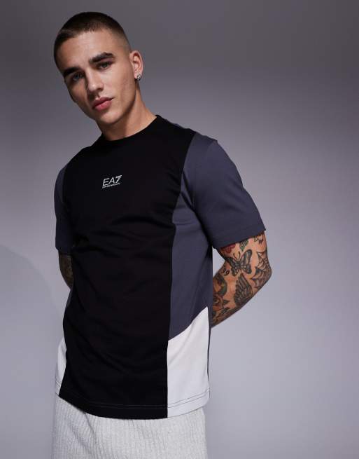Camiseta negra con diseño color block y logo en la parte central del pecho de Armani EA7