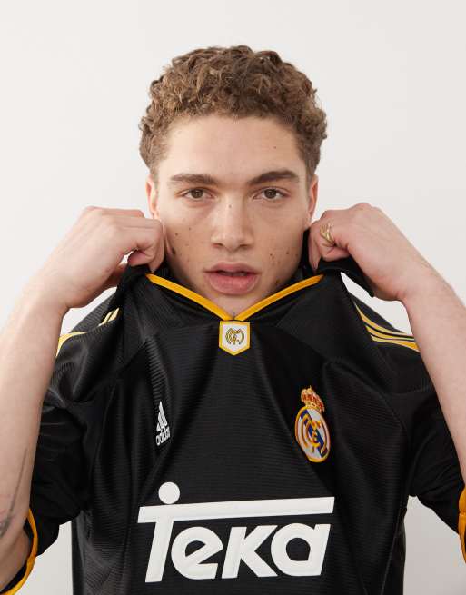 Camiseta negra con diseño de la segunda equipación del Real Madrid