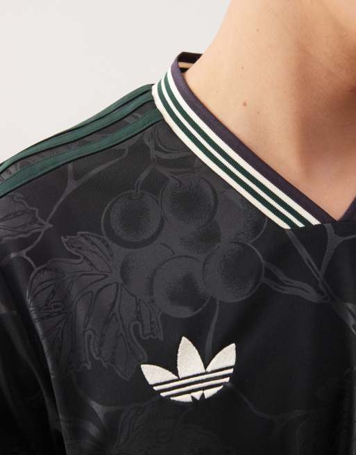 Camiseta negra con diseño de la tercera equipación del Juventus 25