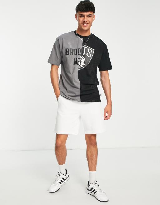 Camiseta negra con diseño dividido de los Brooklyn Nets de New Era, 3 de 4