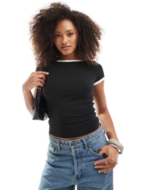 Camiseta negra con diseño encogido, espalda baja y ribetes blancos de Monki - view 1