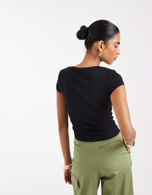 Camiseta negra con diseño encogido y cuello ancho de ASOS DESIGN, 3 de 4