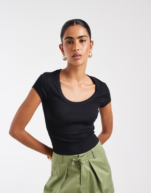 Camiseta negra con diseño encogido y cuello ancho de ASOS DESIGN, 4 de 4