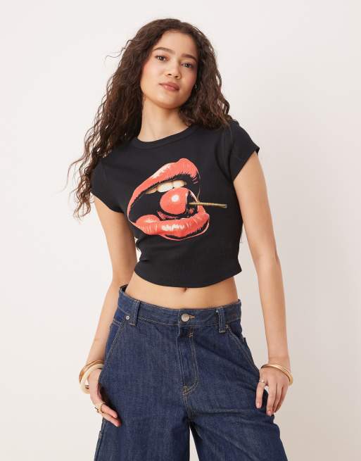 Camiseta negra con diseño encogido y estampado de cerezas de ASOS DESIGN