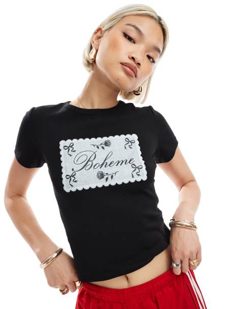 Camiseta negra con diseño encogido y estampado gráfico "Boheme" de Miss Selfridge - view 1