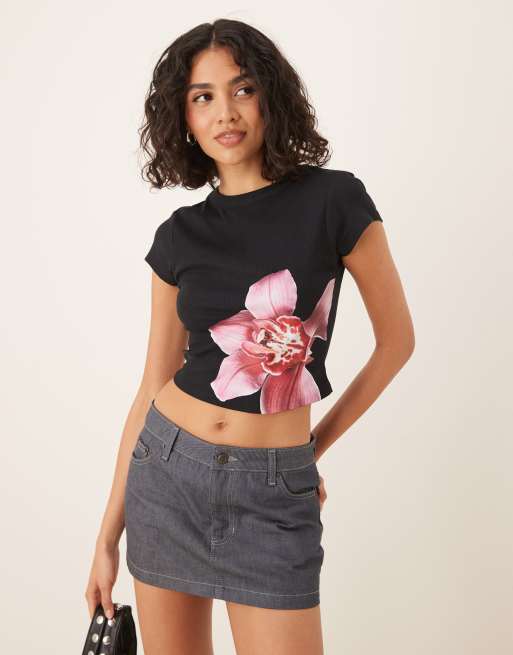 Camiseta negra con diseño encogido y estampado gráfico de orquídea de ASOS DESIGN