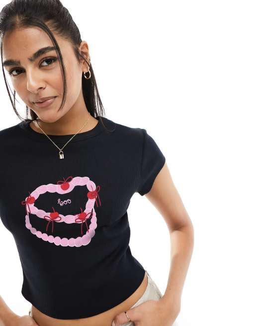 Camiseta negra con diseño encogido y estampado gráfico de tarta y texto 