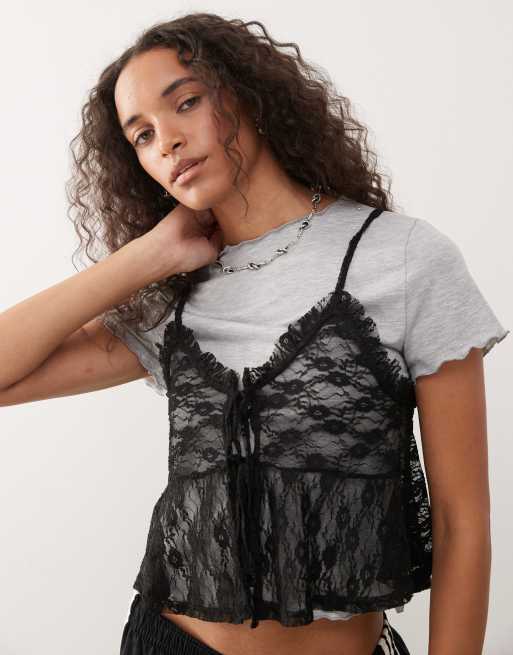 Camiseta negra con diseño encogido y top de tirantes de encaje superpuesto de Reclaimed Vintage
